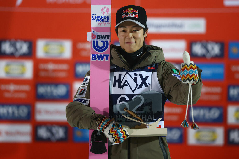 Kobajaši pobijedio u ski skokovima u Engelbergu i prekinuo niz od pet trijumfa Domena Prevca