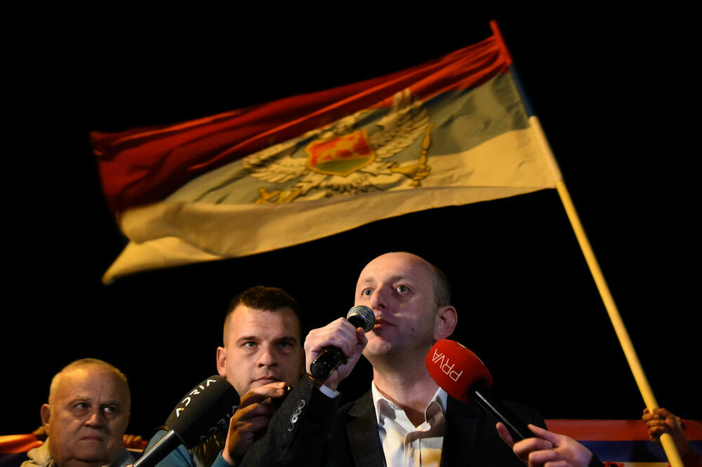 Kojom trobojkom maše Knežević: DNP ne otkriva koju bi zastavu normirao kao "narodnu" i dali smatraju da je to ustavno