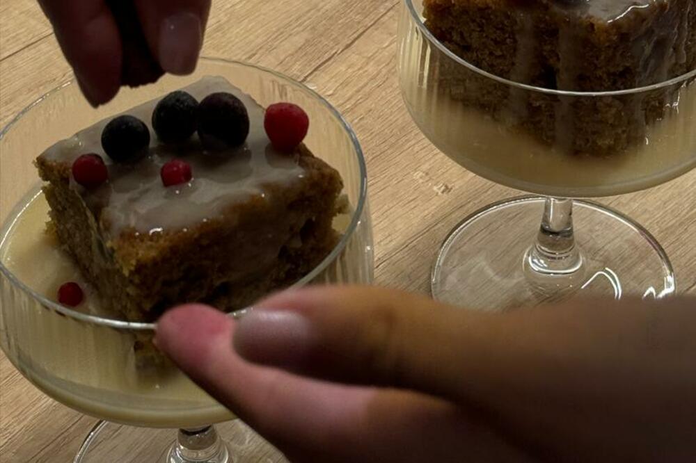 Kolač od urmi sa kremastim prelivom od bijele čokolade