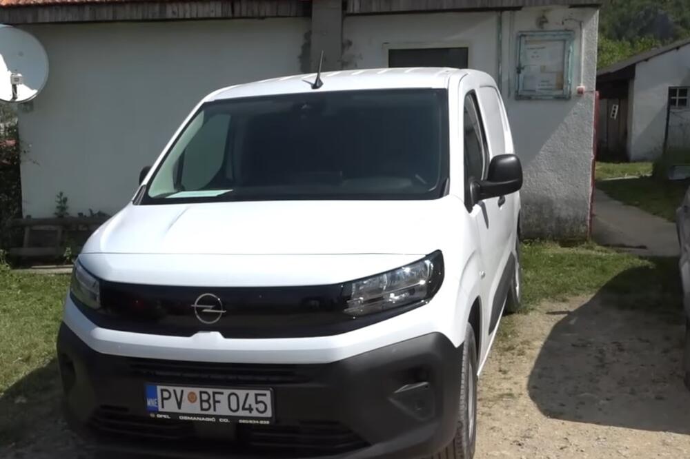 Komunalno preduzeće Pljevlja dobilo novo specijalizovano vozilo za zbrinjavanje i prevoz napuštenih životinja
