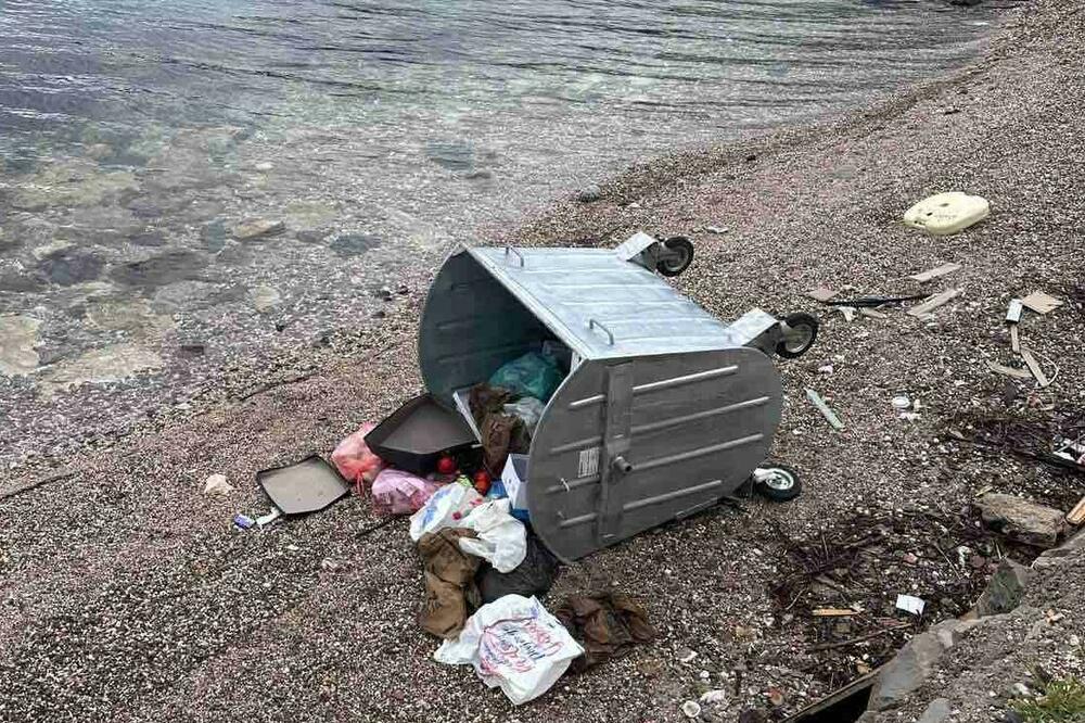 Kontejneri ponovo "lete" u more: Nastavljaju se vandalizmi u Tivtu