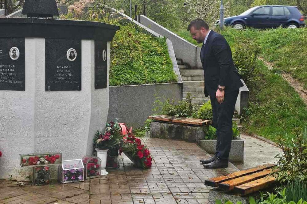 Koprivica položio vijenac spomenik žrtvama u Murinu: "Simbol stradanja nevinih civila"