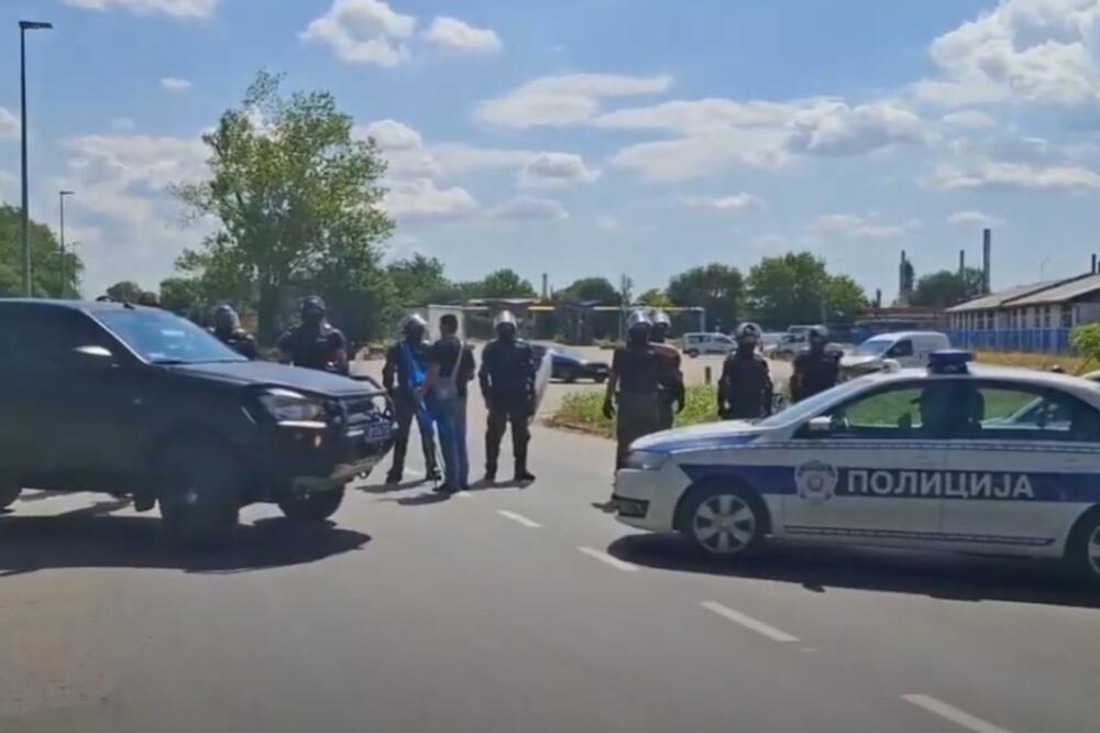Kordon policije sprečava građane Novog Sada da "pozdrave" Vučića