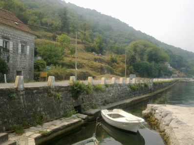 Kotor, Kostanjica – Kamena kuća sa zemljištem od 12.443 m², prva linija do mora