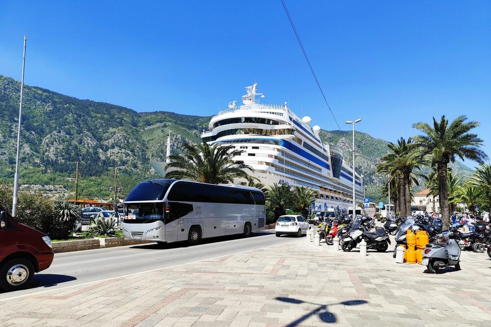 Kotor: Protest dijela vlasnika taksi-glisera, u prekidu saobraćaj na gradskoj rivi
