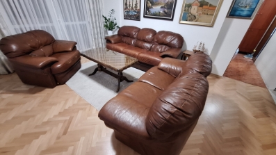 Kožna garnitura+sto