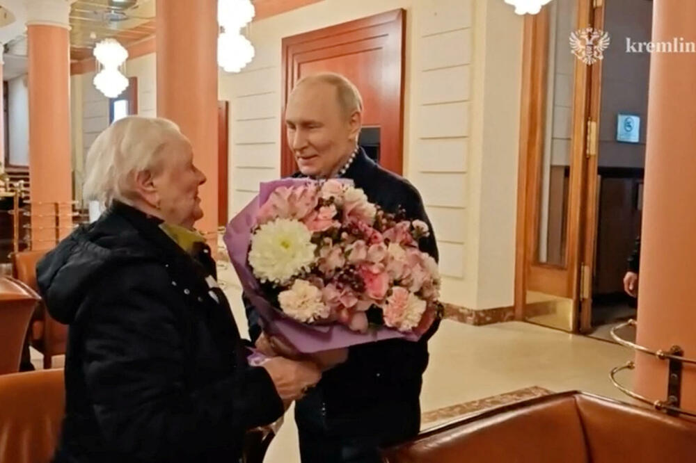 Kremlj objavio video: Putin vozi automobil po Moskvi i sastaje se sa nekadašnjom nastavnicom
