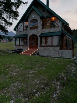 Kuća sa 5 apartmana 350m2,Žabljak,blizu centra