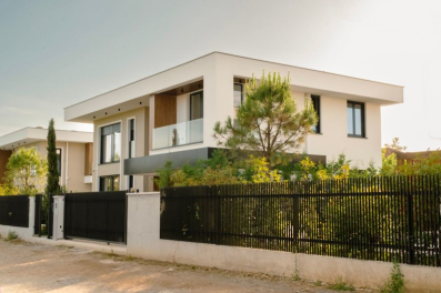 Kuća sa dvorištem površine 379 m² oduševiće vas svojom udobnošću i stilom.