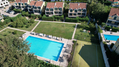 Lastva Grbaljska, Budva-Trospratna kuća 176m2 u zatvorenom kompleksu sa bazenom i sportskim terenima