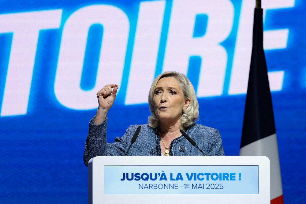 Le Pen pozvala poslanike da se pripreme za moguće raspuštanje parlamenta: "Makron bi mogao da bude u iskušenju..."