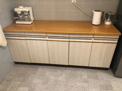 Lijepa kuhinja, sa masinom za sudje i sporetom
