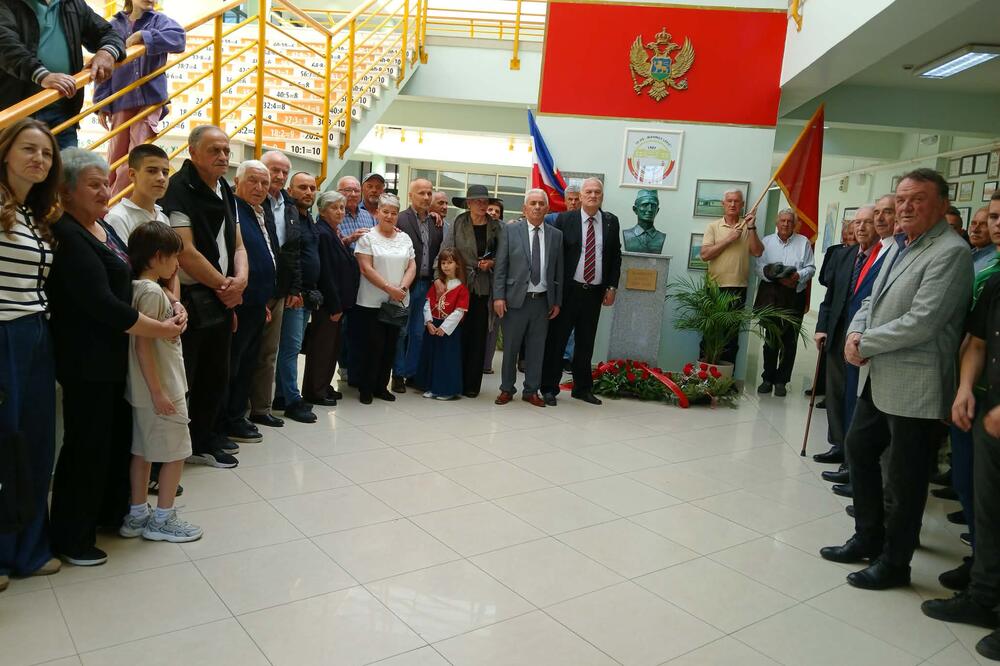 Ljuljđuraj: Vratiti u dvorište škole spomenik Mahmutu Lekiću, narodni heroj da bude uzor mlađim generacijama