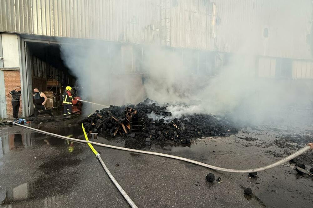 Lokalizovan požar u magacinu u krugu bivšeg KAP-a