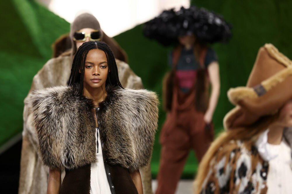 Luj Viton donio folklor i krzno u Luvr