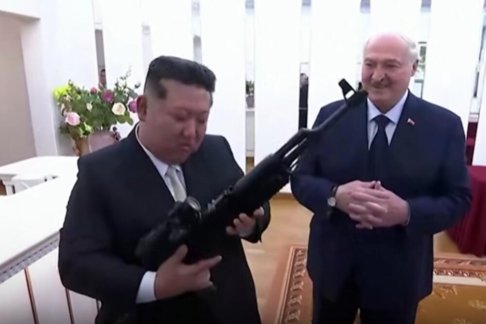 Lukašenko poklonio Kim Džong Unu pušku: "Za svaki slučaj ako se pojave neprijatelji"