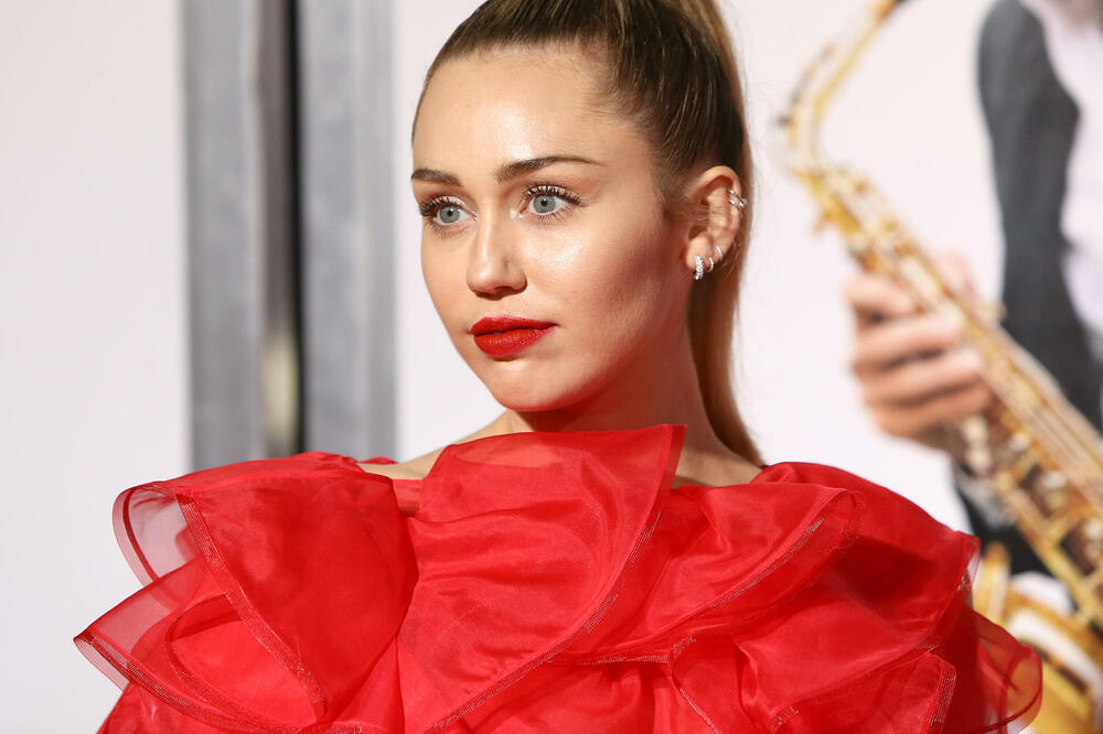 Majli Sajrus: Hrabra i bez izvinjenja