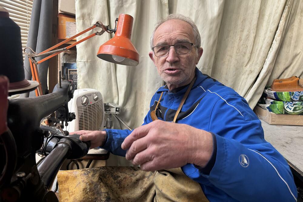 Majstor Mane druguje s obućom pola vijeka: Najstariji, ali najobrazovaniji obućar u Bijelom Polju