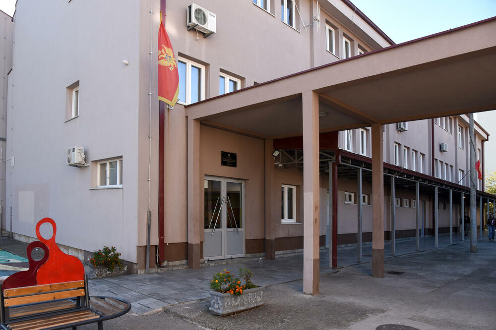Maloljetnica napala vršnjakinju u dvorištu podgoričke srednje škole