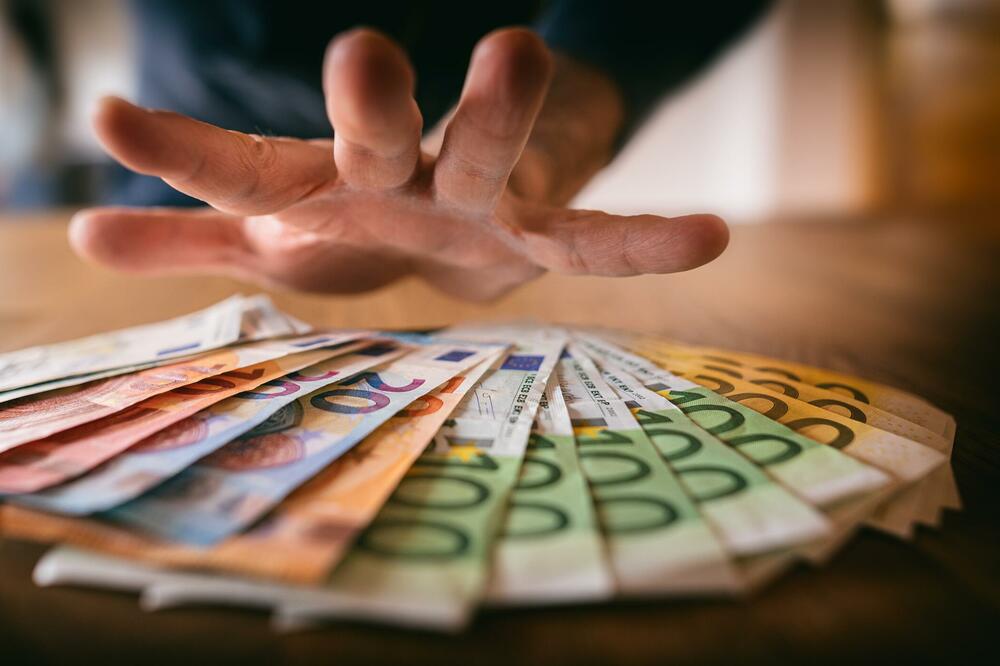 Maloljetniku zadržavanje do 72 sata: Osumnjičen da je iz kladionica, kazina i prodavnica ukrao više od 3.000 eura