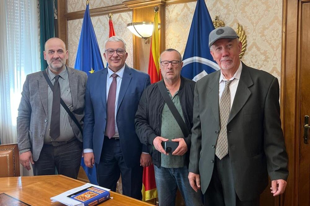 Mandić i Čarapić će pisati VDT-u: Bivši radnici Boksita došli su u Skupštinu zbog sindikalnog placa