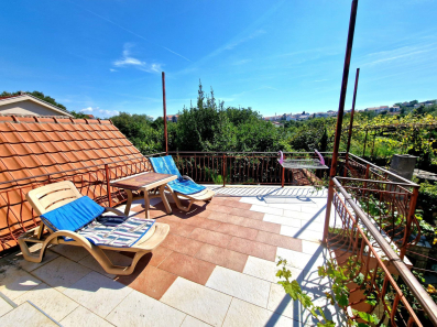 Manja dvosobna kuća sa dvorištem u Radovićima, Opština Tivat(NA PERIOD DO 01.06.2025)