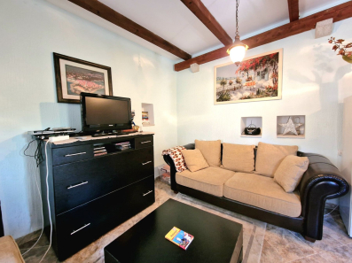 Manja kuca sa Dvorištem u Radovićima, Opština Tivat (NA PERIOD DO 01.06.2025)