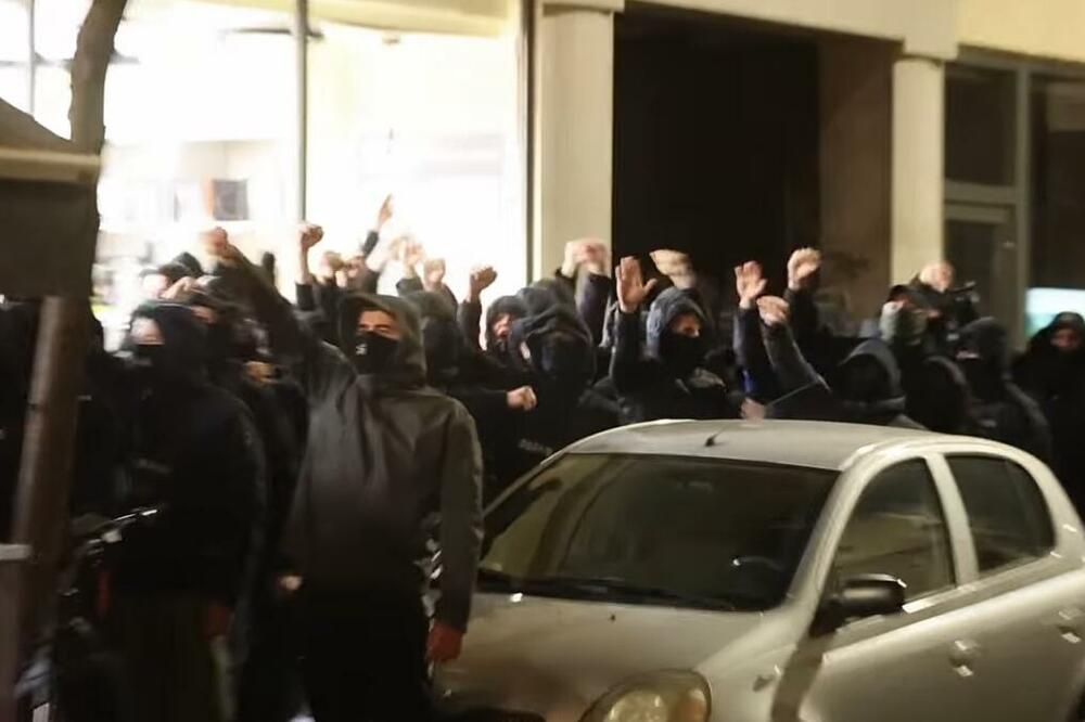 Maskirani muškarci ispred Srpskog kulturnog centra u Zagrebu: Otpjevali "Hrvatska, nezavisna država"