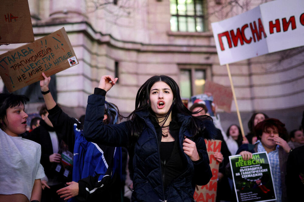 Masovni bunt srušio vladu i ogolio zarobljenu državu