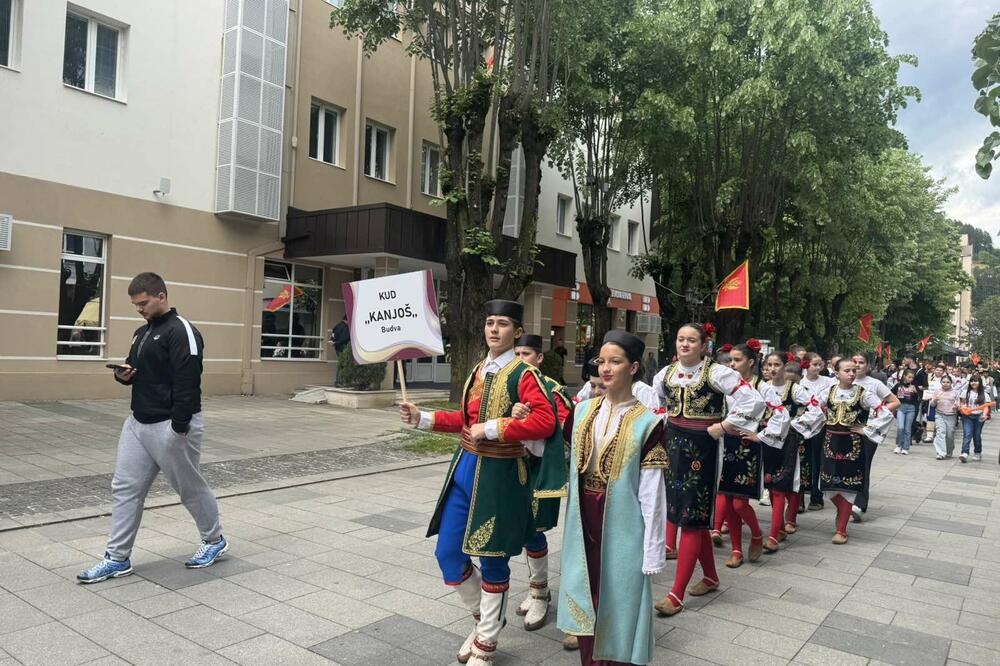 Međunarodni festival folklora počeo defileom dječjih ansambala u Bijelom Polju