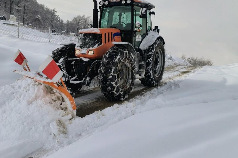 Mehanizacija Komunalnog preduzeća "Lim" čisti snijeg u širem centru grada i prigradskim naseljima