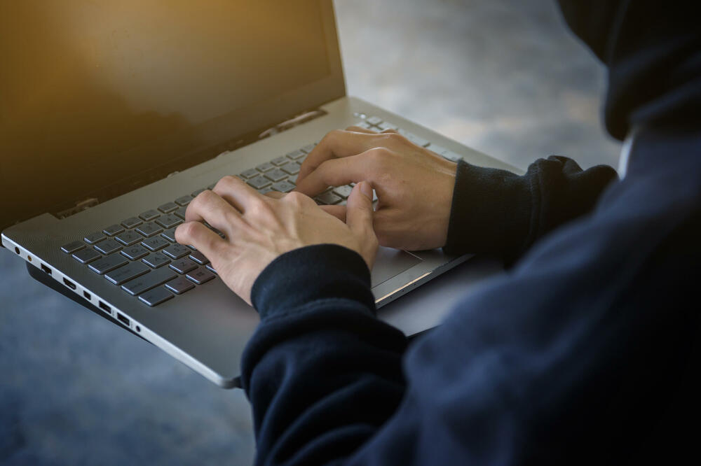 Mejl stigao Vladi, policiji i medijima: Prijetnja navodnim bombaškim napadom u 24 škole