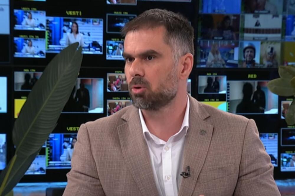 Mićin: Demonstranti uzeli otirač i gazili ga ispred zgrade, zaglavili čačkalicu u interfon