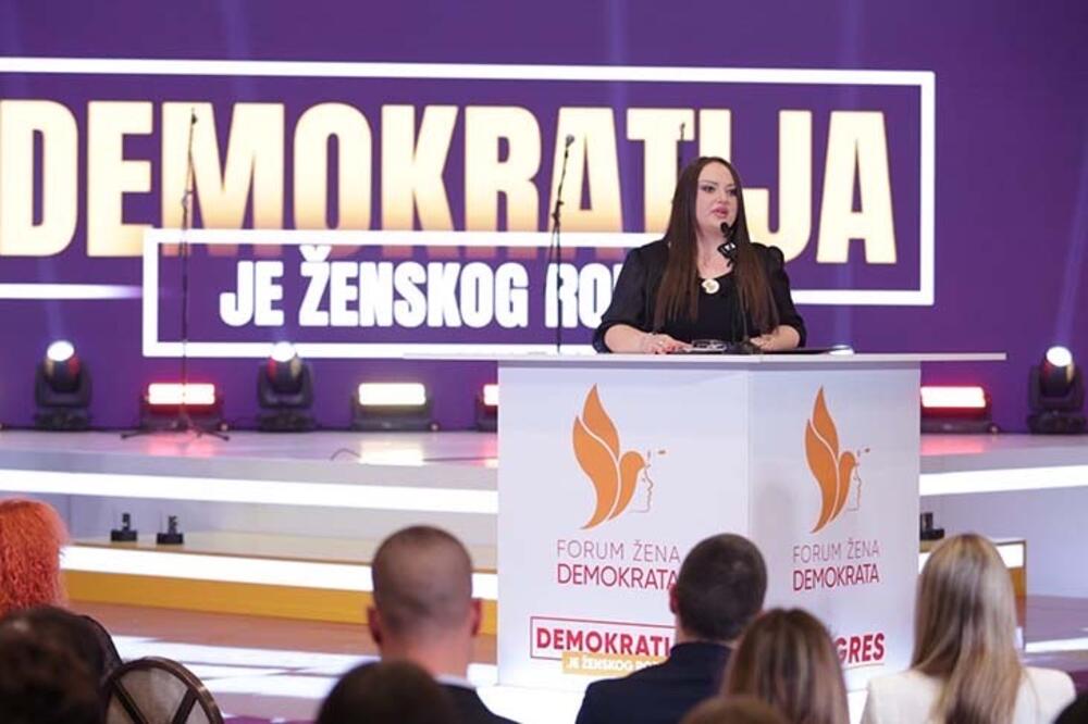 Minić: Bezobrazluk je da se član porodice koju građani pamte po udaru na svetinje poziva na boga i Svetog Vasilija