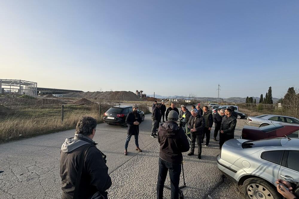 Mještani Botuna se okupili ispred postrojenja za prečišćavanje otpadnih voda