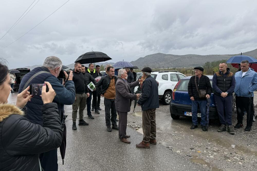 Mještani naselja Omerbožovići u Tuzima dali podršku Botunjanima koji protestuju protiv kolektora