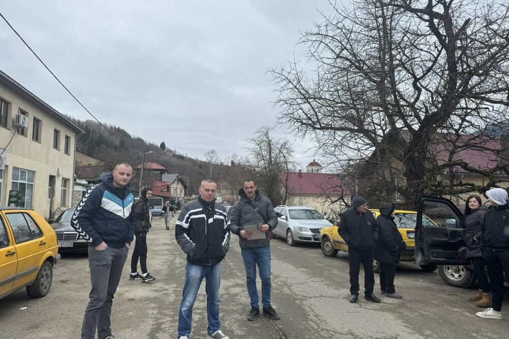 Mještani Pavinog polja blokirali saobraćajnicu, tvrde da im lutajuća stoka uništava imovinu i ugrožava bezbjednost