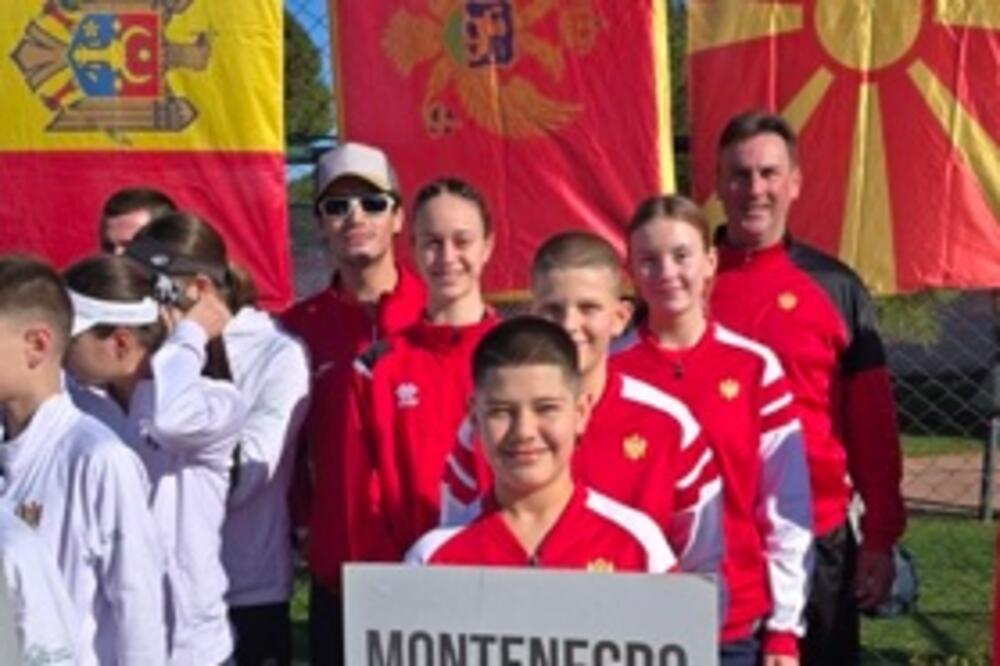 Mladi teniseri i teniserke u Antaliji