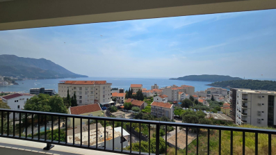 Moderno Opremljen Dvosoban Apartman sa Pogledom na More i Garažnim Mestom u Becicima (NA DUZI PERIOD)