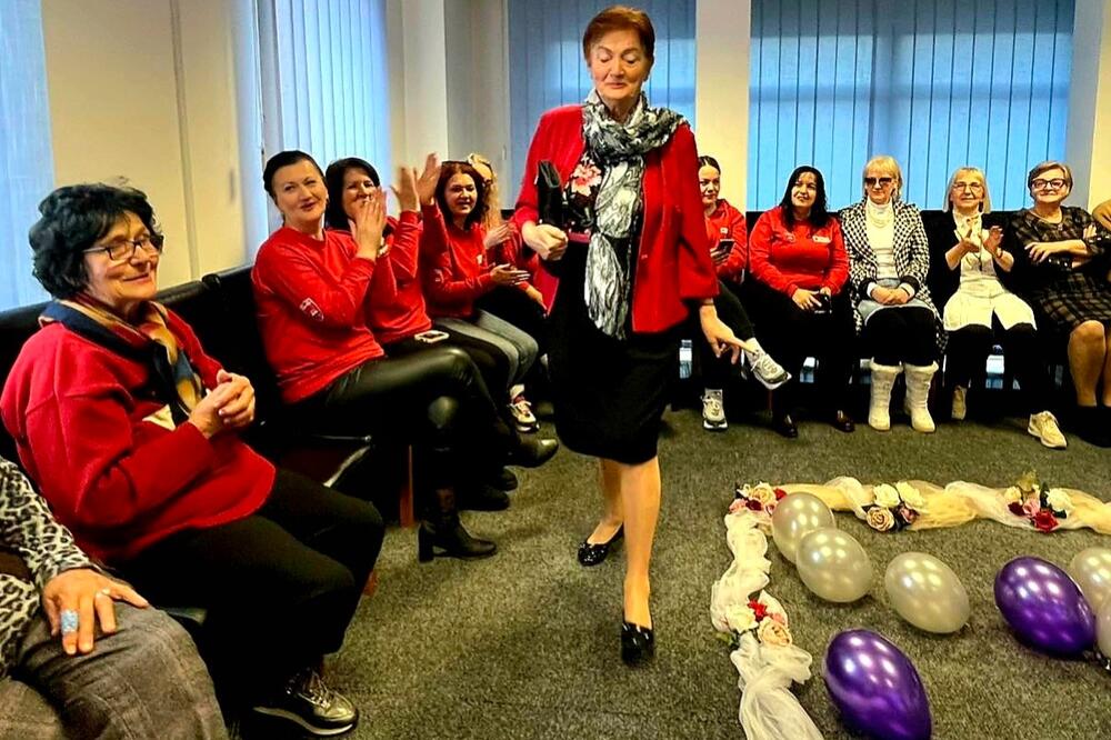 Modna revija u Bijelom Polju okupila korisnike Kluba starijih Crvenog krsta