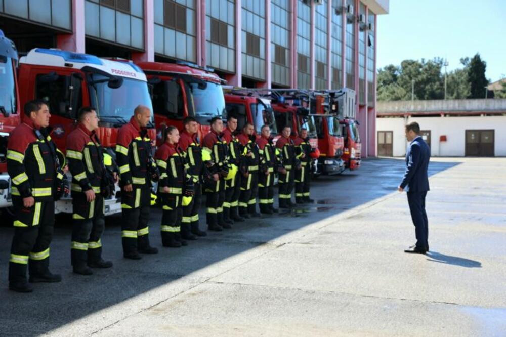 Mujović: Ovu požarnu sezonu dočekujemo brojčano jači, 15 novih vatrogasaca biće u sastavu Službe zaštite i spašavanja