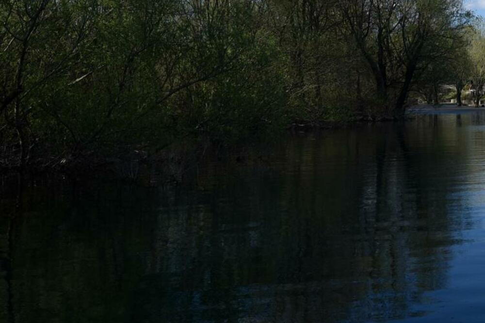 Muškarac stradao u prevrtanju plovila na Skadarskom jezeru, traga se za nestalim