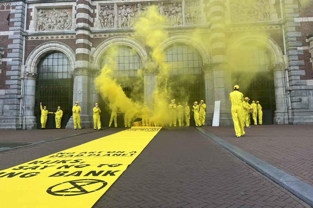 Muzej u Amsterdamu se zatvara "do daljnjeg": Klimatski aktivisti se vezali lancima, zapalili žute baklje...