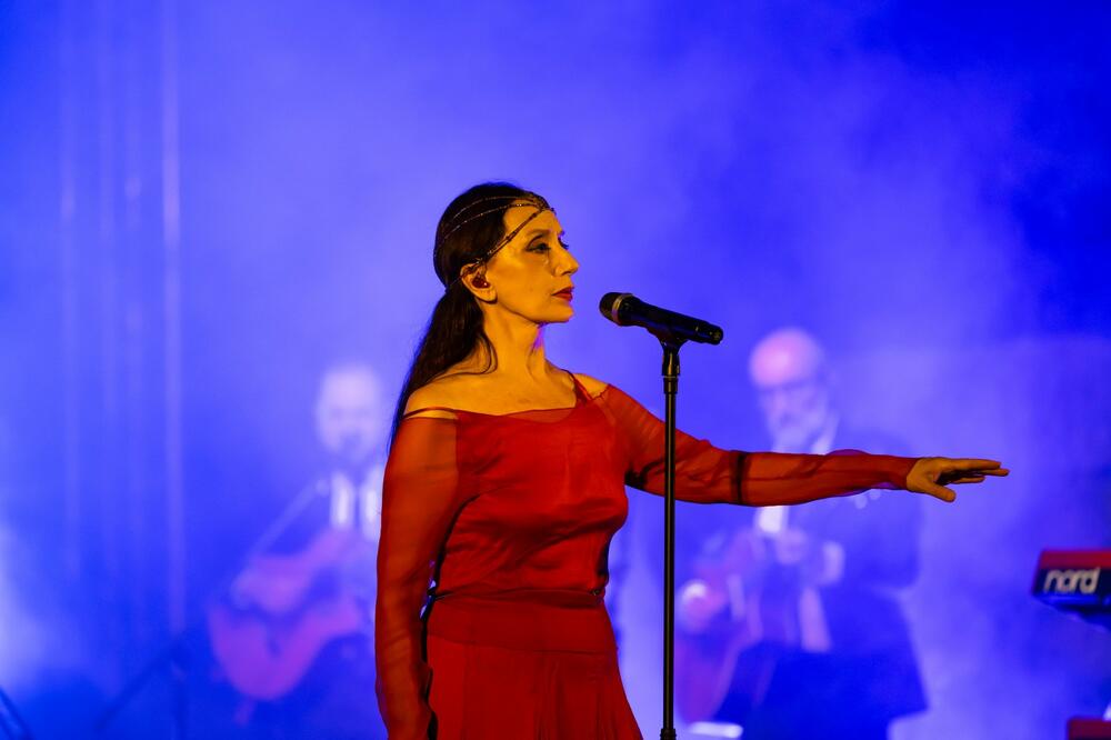 Muzika bez granica: Luz Casal otvorila Guitar Art Summer Fest spektaklom na Kanli kuli