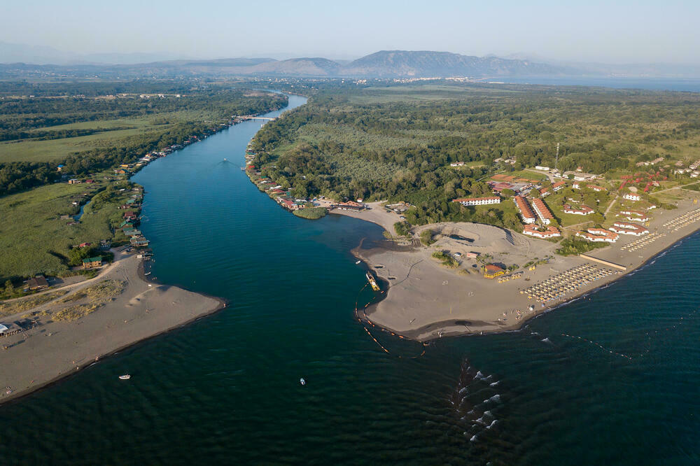 Na Adi Bojani ruše 11 nelegalnih kućica