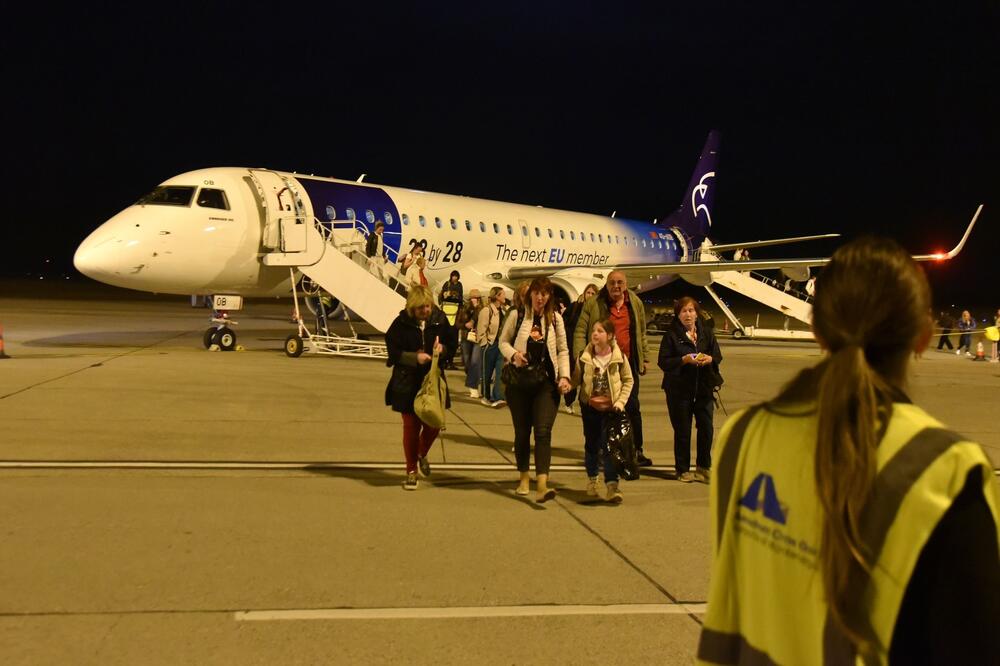 Na podgorički aerodrom sletio avion sa evakuisanim građanima