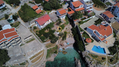 Na prodaju dvije porodične kuće, sa direktnim izlazom na plažu, Dobre Vode, Bar | ID: ML 754