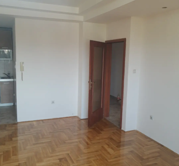 Na prodaju jednosoban stan na Zabjelu, u Podgorici 56 m2.  Stan se nalazi na trećem spratu u zgradi