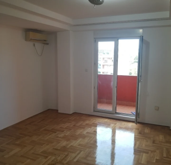 Na prodaju jednosoban stan u Podgorici 56 m2.  Stan se nalazi na trećem spratu u zgradi bez lifta od