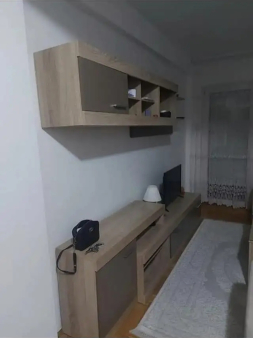 Na prodaju komoda i sto
